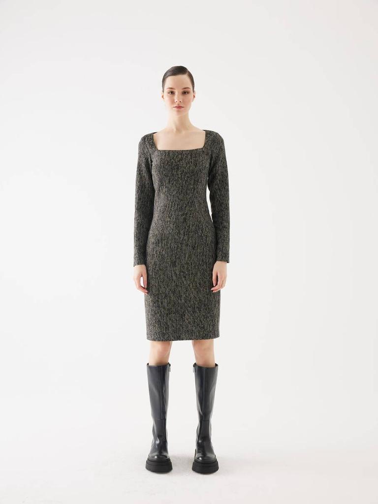 Трикотажное черное платье с квадратным вырезом