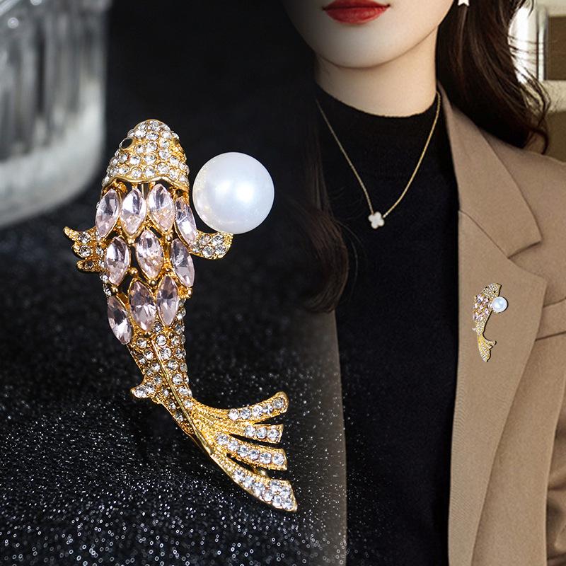Female Fashion White Pink Crystal Pearl Fish Brooches For Women Luxury Yellow Gold Silver Color Alloy Animal Brooch Safety Pins