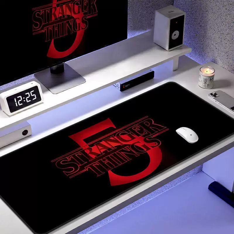 Кожаный коврик для мыши Stranger Things Маленький Большой Кадр из Фильма Настольный коврик для общежития Киберспорт Противоскользящий коврик для мыши и клавиатуры Персонализированный Креативный настольный коврик