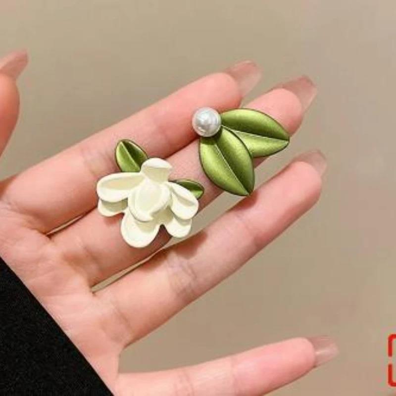 Модные асимметричные серьги-гвоздики с жемчугом и гарденией для женщин и девочек, новый дизайн, серьги с зеленым цветком, ювелирные аксессуары, подарок 2023