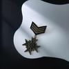 Винтажная булавка-медаль военного болельщика с короной и звездой - одна штука