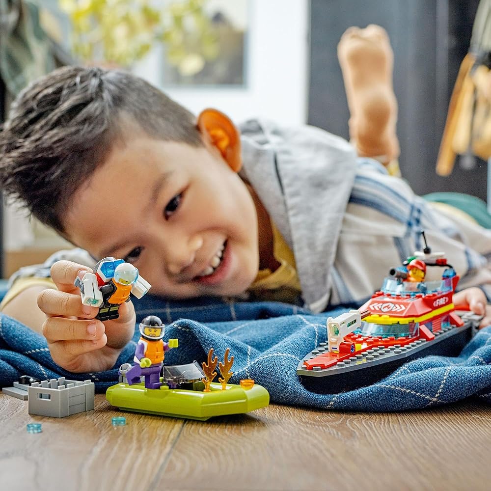Конструктор LEGO City Пожарно-спасательный катер для детей 5-8 лет, развивающий игровой набор, 60373