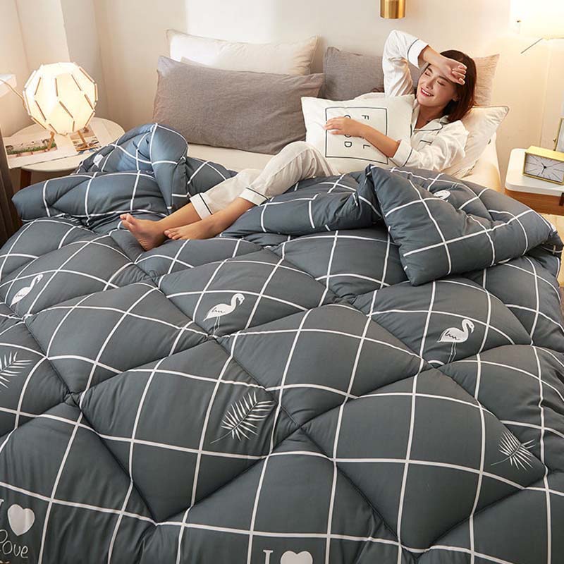 Утолщенное одеяло с хлопчатобумажной подкладкой. Бархатное теплое одеяло. Дышащая и легкая ткань. Доступны постельные принадлежности для одного или двух человек. Все сезоны.