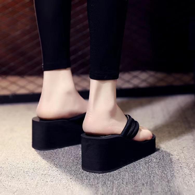 Женские модные шлепанцы на танкетке, летние туфли на платформе, легкие домашние пляжные тапочки для девочек, черные уличные сандалии для женщин