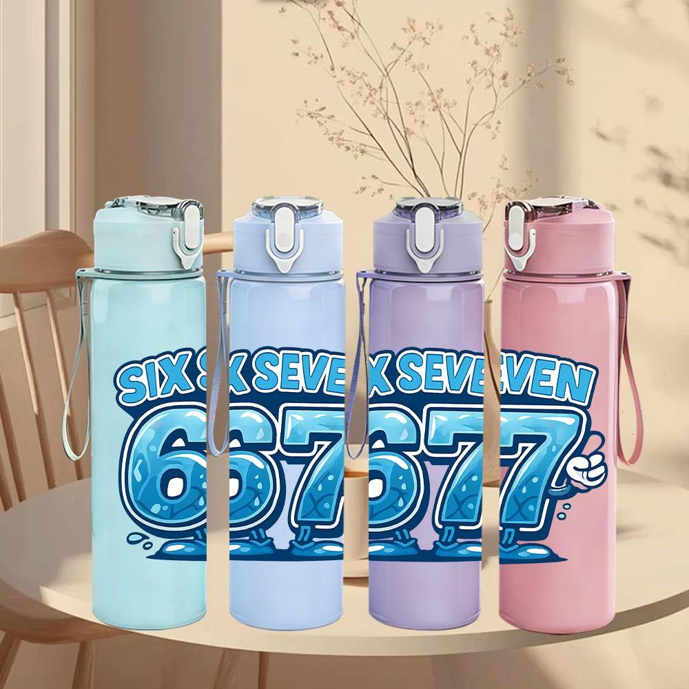1PC Super Sixty Seven Retro Text Pattern 750ml Color Plastic Sports Water Bottle Leakproof Flip Straw Lid Suitable for Sports Office Home Use