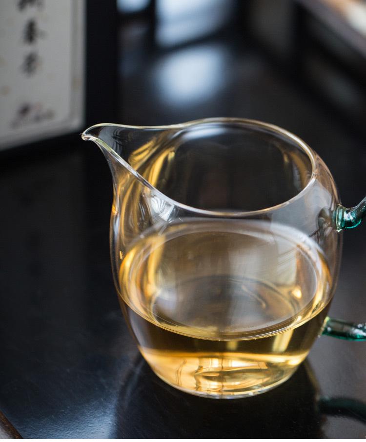 Японская утолщенная прозрачная чашка Гун Дао: Стеклянный кувшин для подачи с боковой ручкой для чая кунг-фу