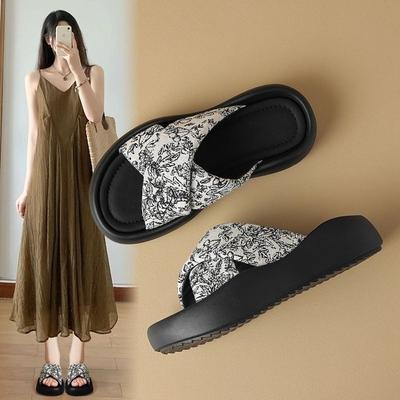 Премиальные шлепанцы женские летние для улицы 2025 лето новая платформа с юбкой модные приморские пляжные римские сандалии