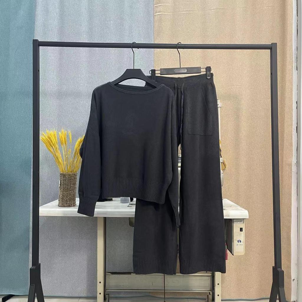 Женский вязаный костюм-двойка: Комплект из свободного свитера с рукавами «летучая мышь» и широких брюк осень/зима 2024 г.