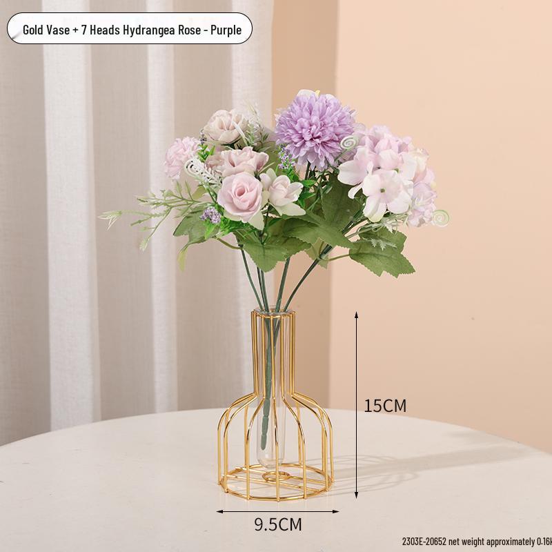 Минималистичная прозрачная стеклянная ваза для создания креативных цветочных композиций в гостиной или столовой.