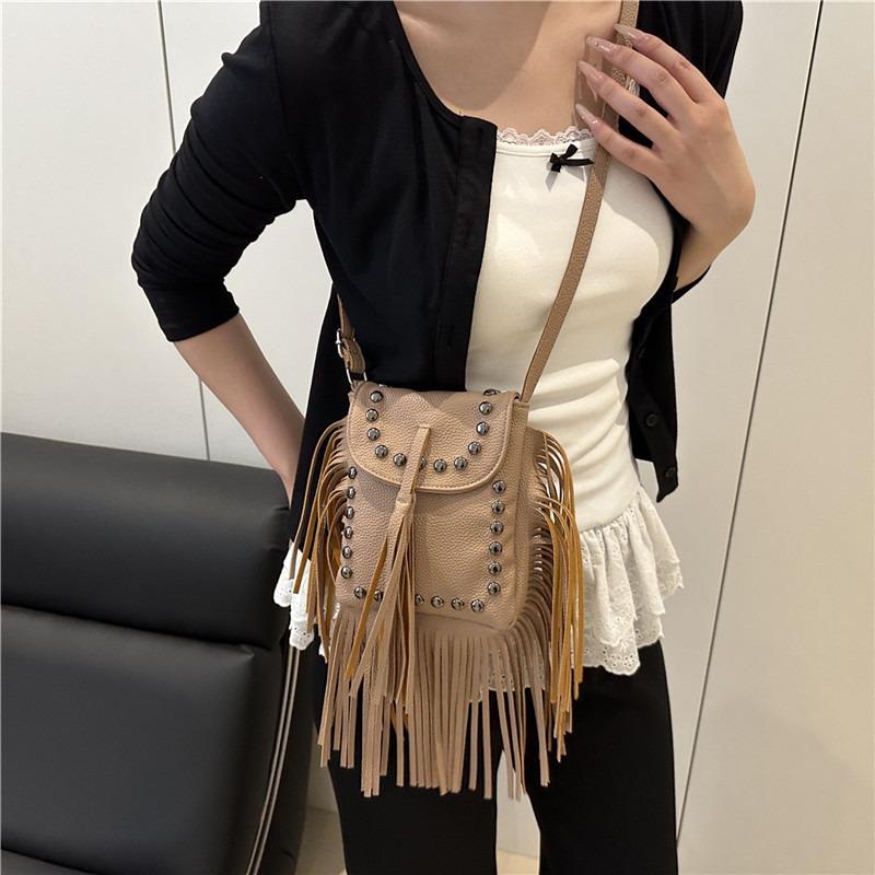 Трендовая модная сумка с бахромой и заклепками, популярный дизайн, женские сумки, новая повседневная универсальная наплечная сумка-мессенджер