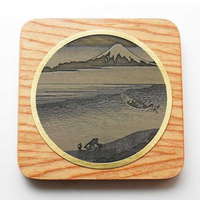 Подставка под кружку Yamaco из латуни в стиле укиё-э с деревянной подставкой, квадратная, вишня (Река Тамагава и гора. Фудзи), 9x9xВ0.7см, 16271