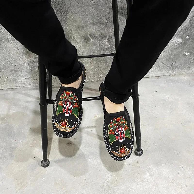 Тканевые туфли с цветочной вышивкой, мужские мокасины для мужчин-Gommino, студенческая повседневная обувь, модный национальный китайский стиль 2024