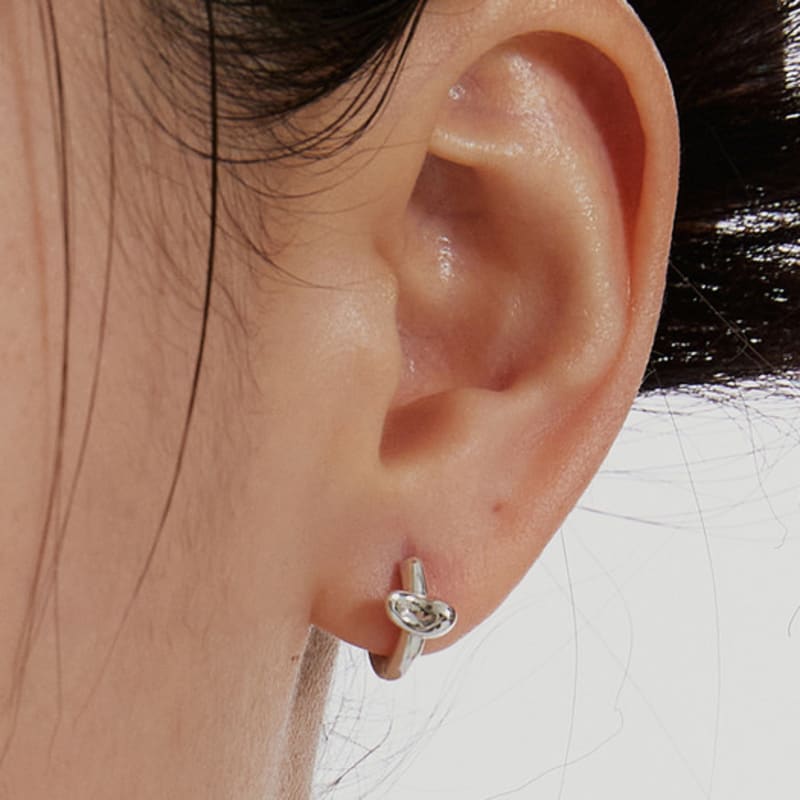 Invisible collage BRUSH HOOP EARRING_SILVER