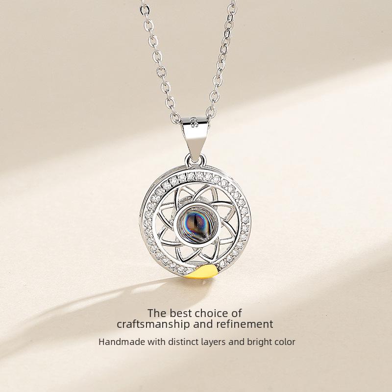 Ожерелье с подвеской-проекцией «Солнце и Луна 100 языков» для пар