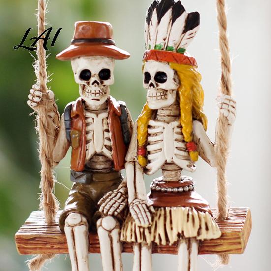 Resin Adventure Statue Swing Couple Skeleton Statue Man Indian Woman Style Figurine Figurine Halloween Hanging Ornament for Indoor Window