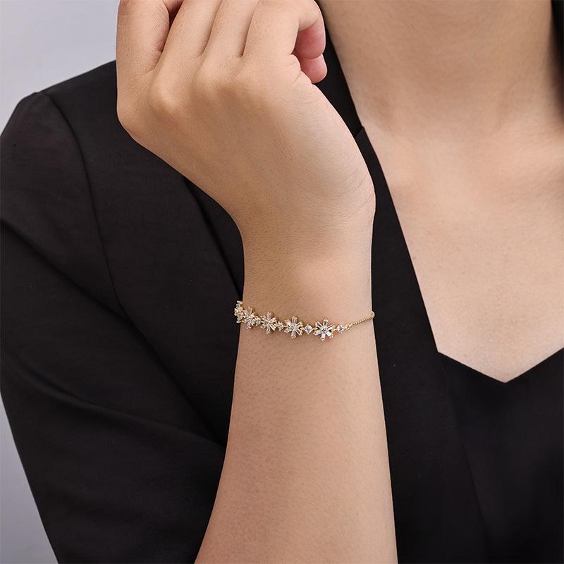 Браслет-пуловер «Снежинка из циркония»: Элегантный женский нишевый дизайн