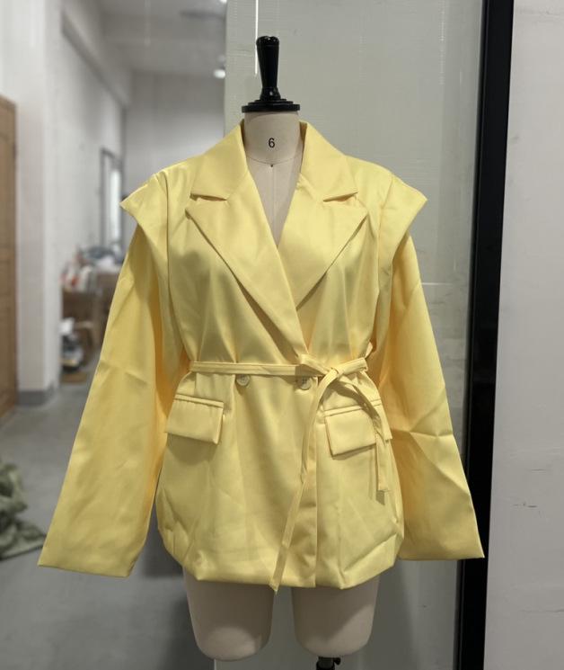 2025 Весна/Лето Универсальное Однотонное Пальто: Приталенный пояс, Подплечник, Элегантный дизайн