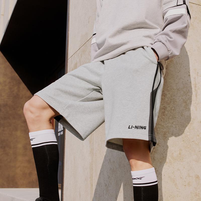 Li Ning Спортивная Модная Серия Новые Веселые Ретро Удобные Мягкие Вышивка Буквами Вязаные Повседневные Шорты Мужские шорты Цветочный-Серый Светло-Дымчато-Серый AKSU615-5