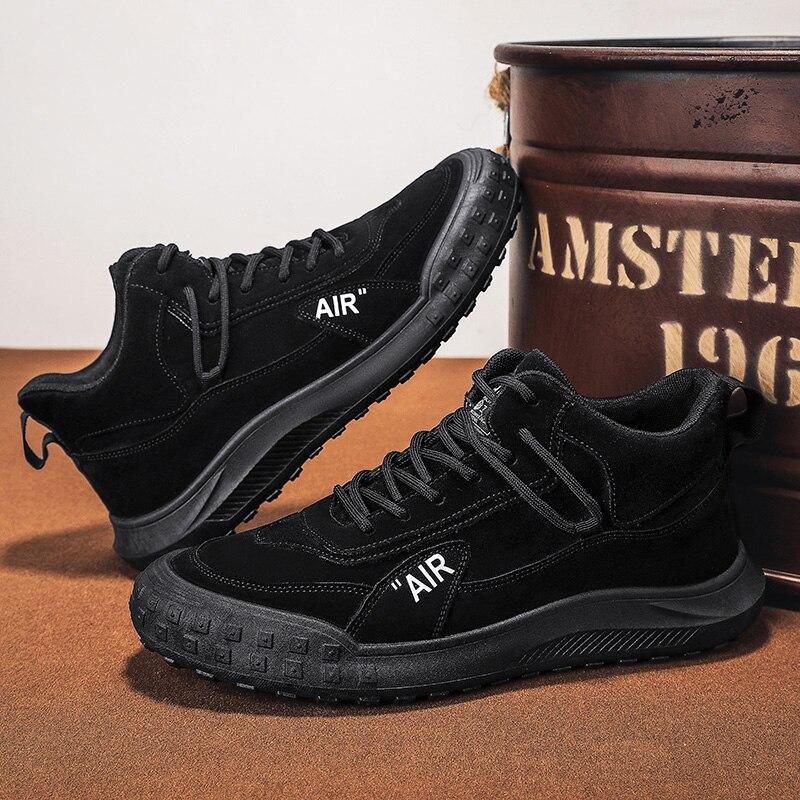 Мужские осенние и зимние спортивные ботинки телесного цвета. Удобная легкая рабочая обувь. Дышащие модные трендовые спортивные ботинки. Бионические ботинки.