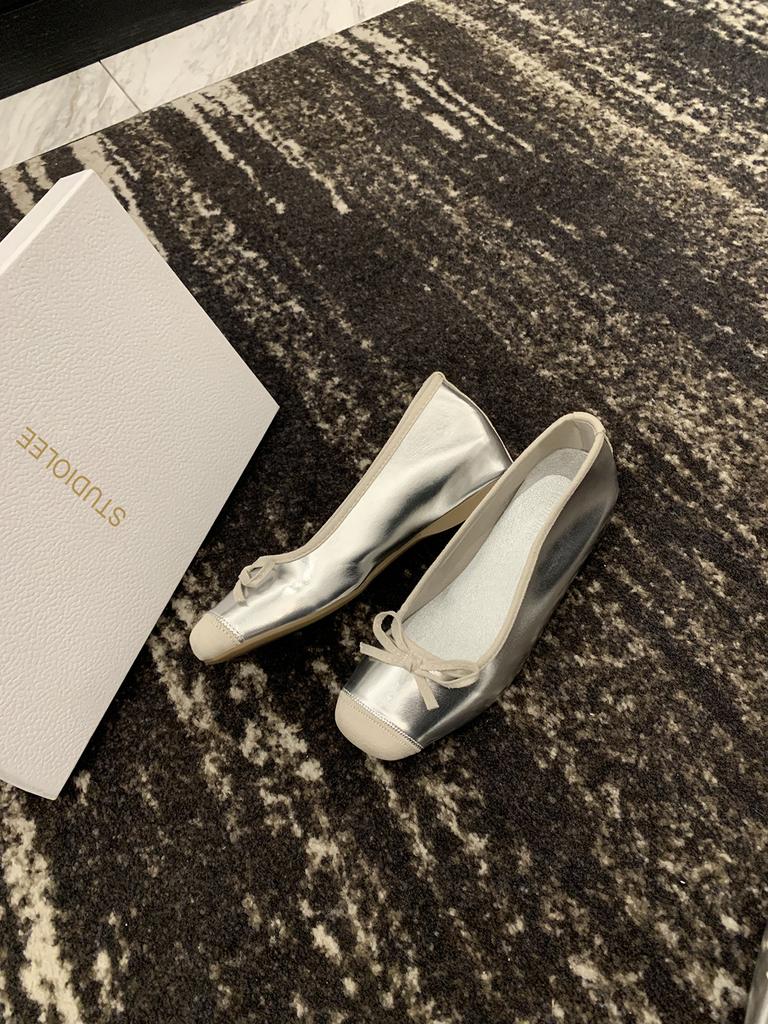 Версия из овчины~ Премиальные серебристые кожаные тапочки с внутренней танкеткой женские летние с бантом, с закрытым носком, на толстой подошве, полутапочки-сандалии