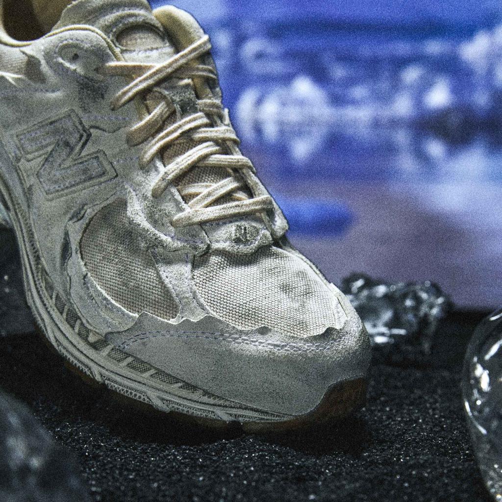 New Balance 2002R Protection Pack - Distressed Unisex Sneakers White Sea-Salt Vintage-Orange M2002RDG