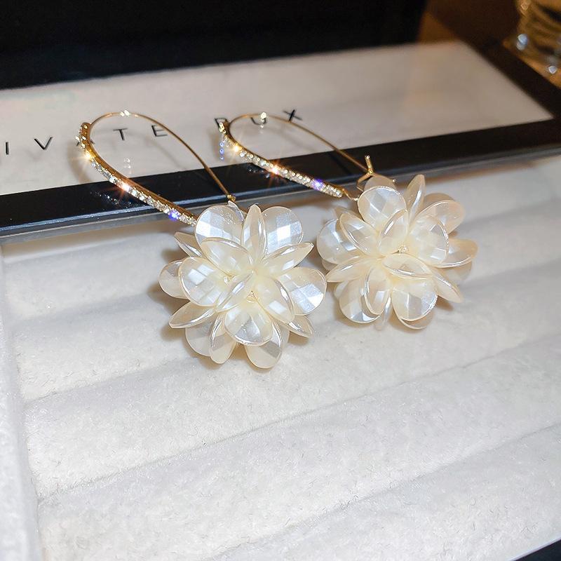 White Pearl Shell Fringed Earrings Fashionable and Elegant Temperament Earrings French Light Luxury High-end Earrings Women