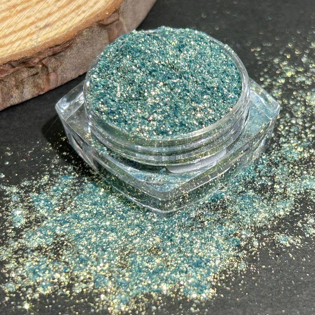 **Переливающийся серебристый блестящий хайлайтер и тени для век**