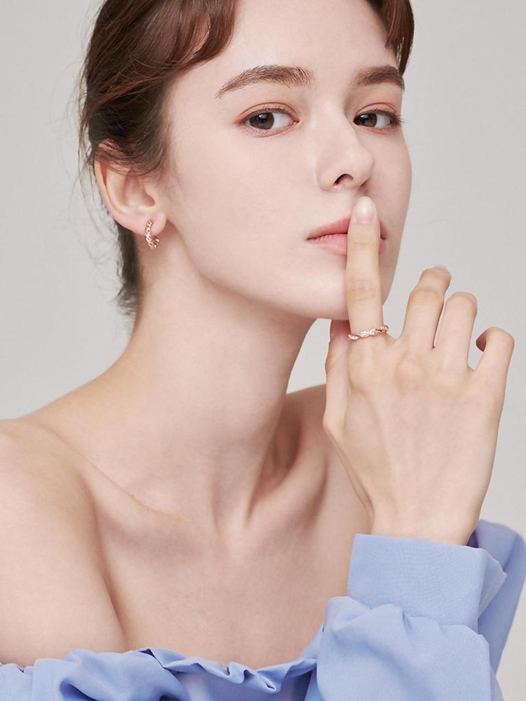 [ELLE Jewelry] Серьги-кольца из 14-каратного золота с кубическим цирконием (Позолоченный) ELGPEE485