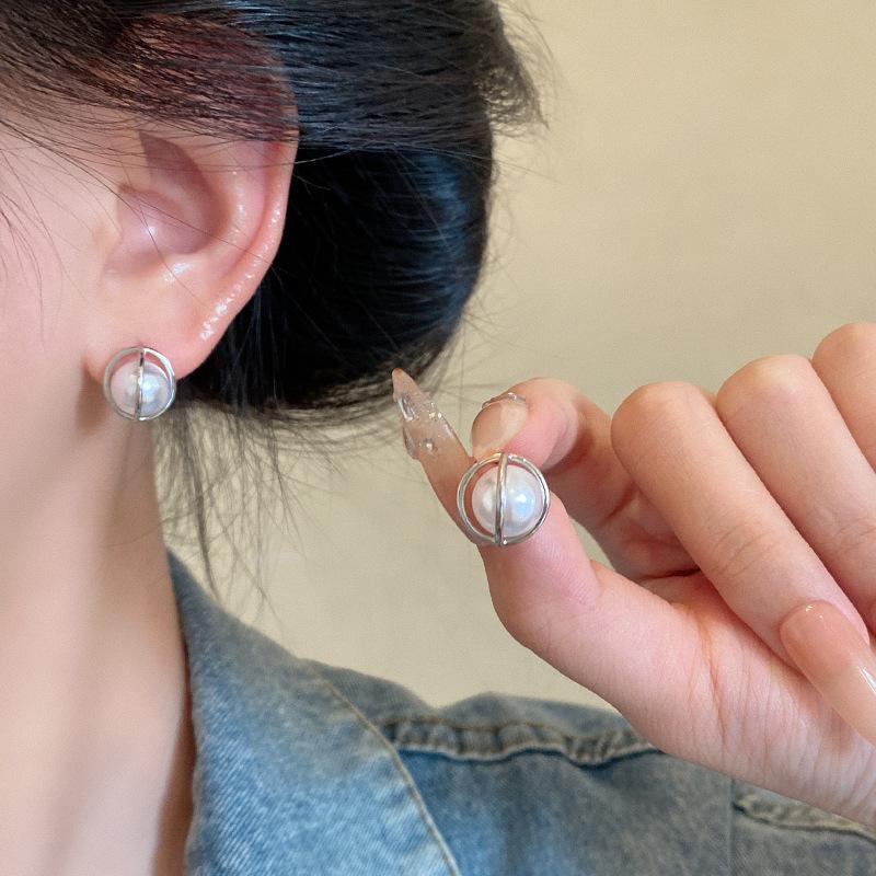 Retro French circle pearl stud earrings women's unique simple niche design earrings silver needle new earrings