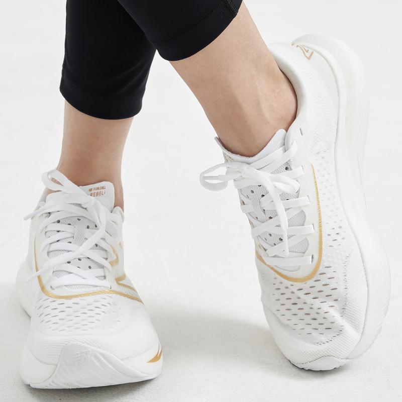 New Balance Женские кроссовки FuelCell Rebel V3 'White Gold Metallic' WFCXMW3