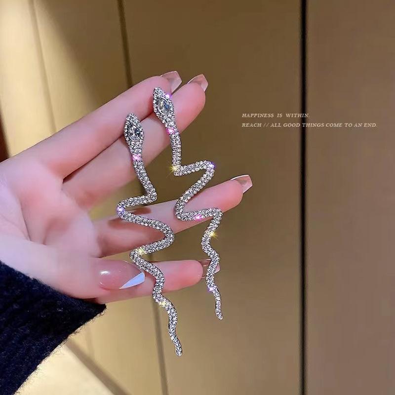 New Jewelry: Snake Shaped Earrings for Women with A Niche Design, Fashionable Earrings