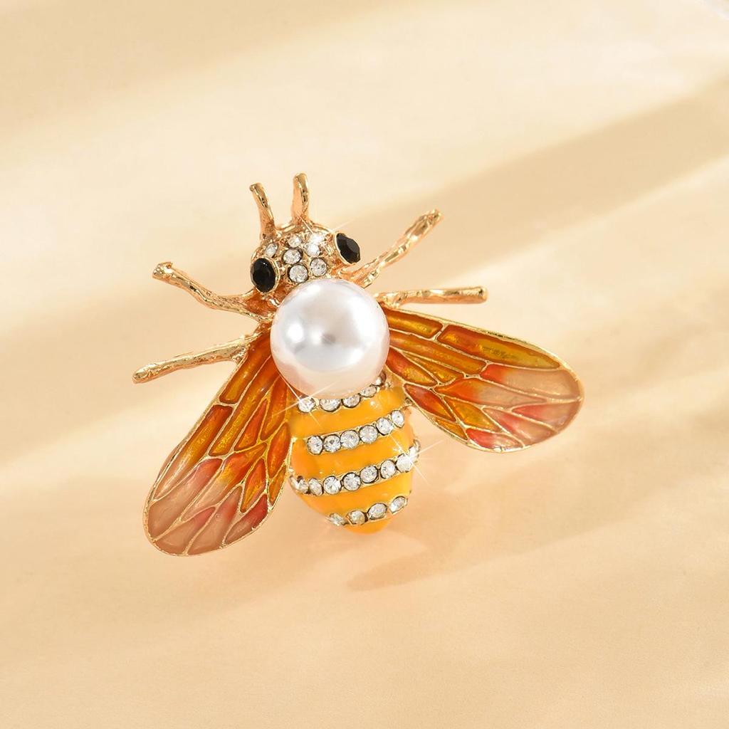 Элегантная брошь в виде пчелы со стразами - уникальный аксессуар в виде насекомого с эмалью