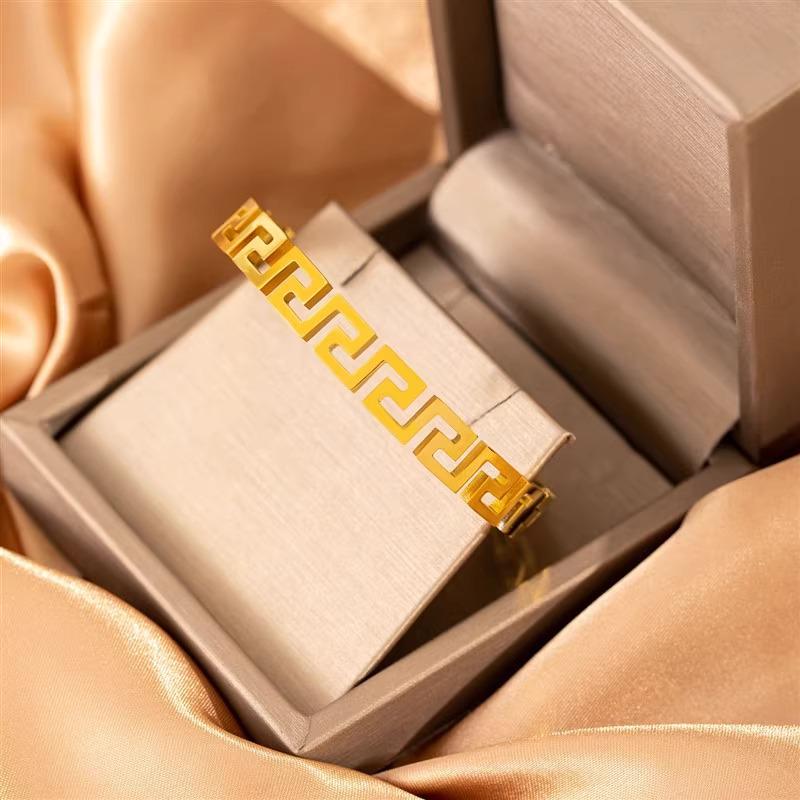 Versatile Titanium Steel Bracelet: Vacuum-Plated High-End Design with Full Diamond Accent.