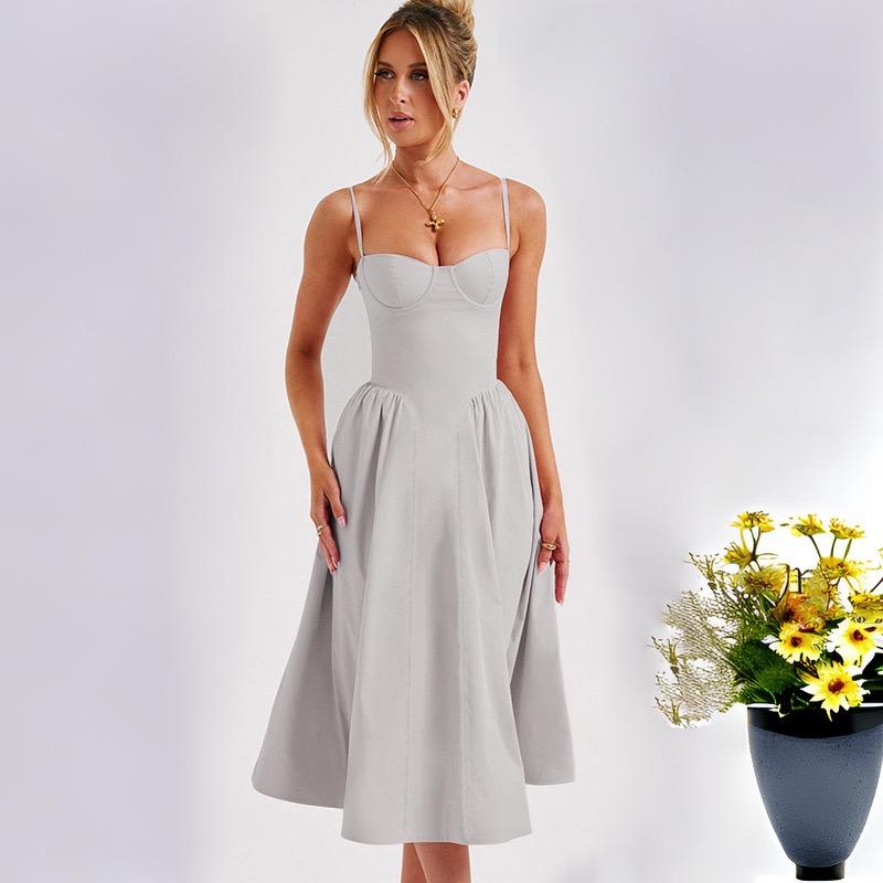 Женское платье с подтяжками и поясом на талии