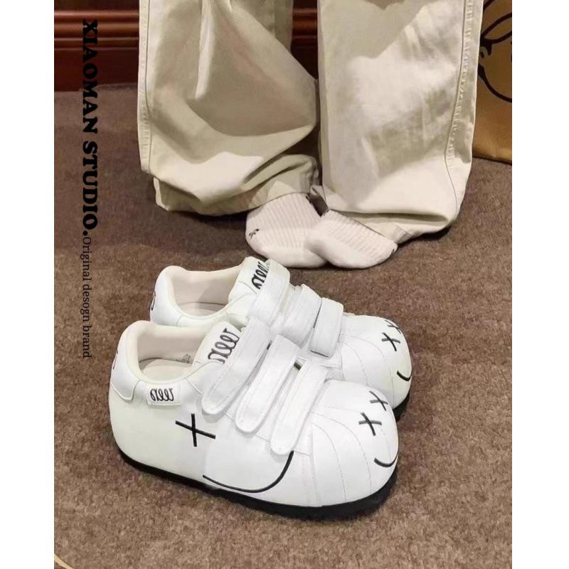 2025 мягкая кожа уродливое улыбающееся лицо хлебные туфли женские с внутренней высотой на липучке платформа белые туфли спортивные и повседневные туфли