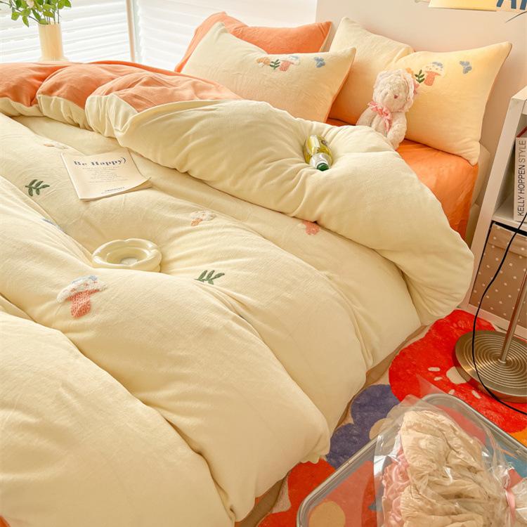 Небольшой свежий зимний утолщенный молочный бархатный комплект из четырех предметов Коралловый бархат с вышивкой, теплый двусторонний бархатный пододеяльник, комплект из трех предметов