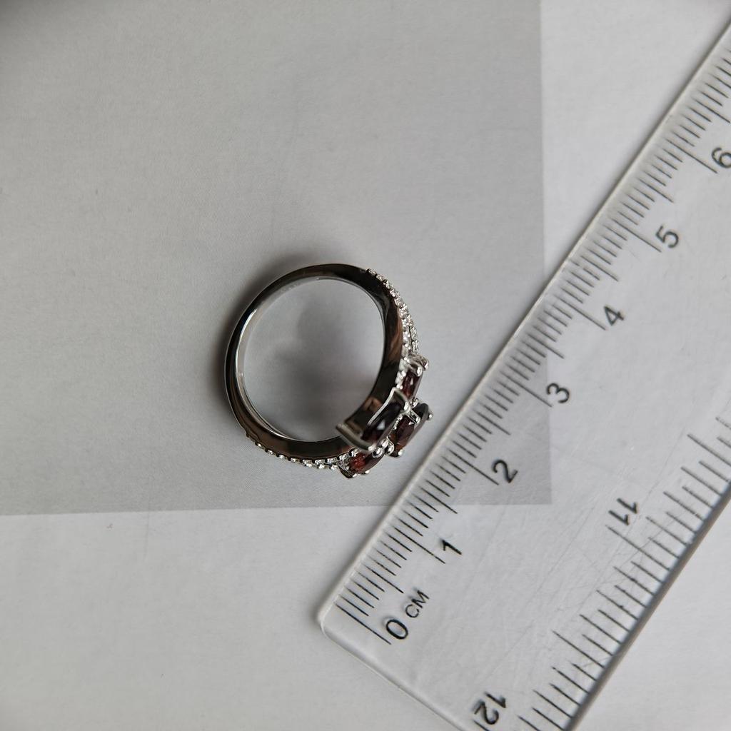 Серебряное кольцо с натуральным гранатом 2.325ct, вес изделия 3,43 гр (2182023)