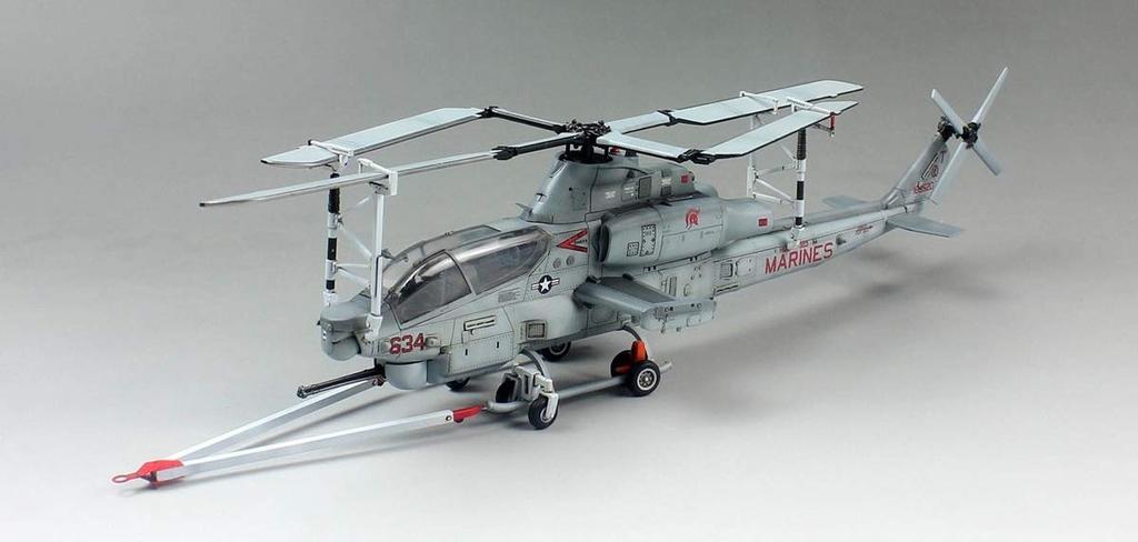 Пластиковая модель ударного вертолета корпуса морской пехоты США Viper DMO720012 1/72 AH-1Z