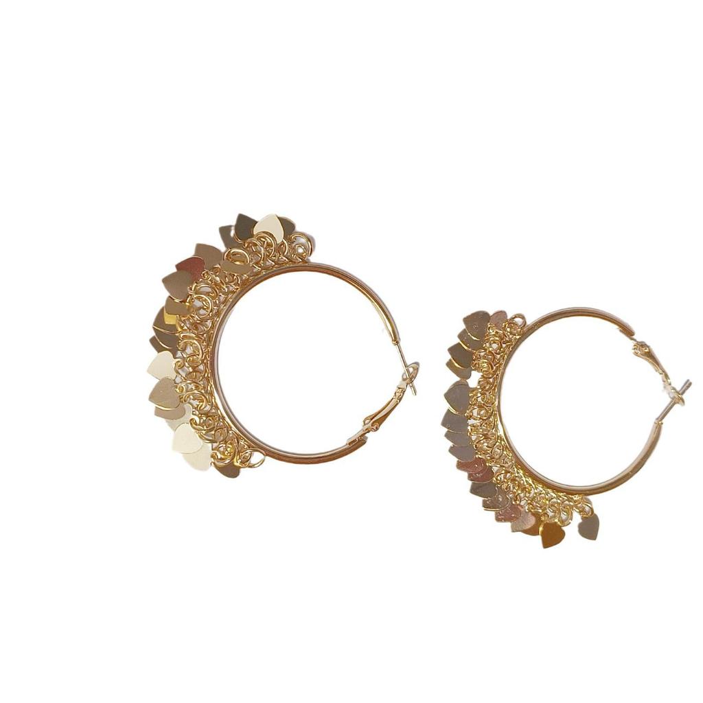 Серьги-диски с кисточками и металлической текстурой в европейском и американском стиле — модный роскошный дизайн за рубежом.