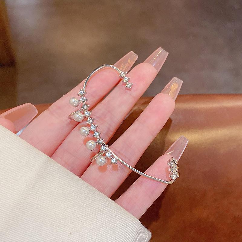 Корейские серьги-клипсы из циркония в форме ушной косточки: Легкая роскошь и изысканный дизайн