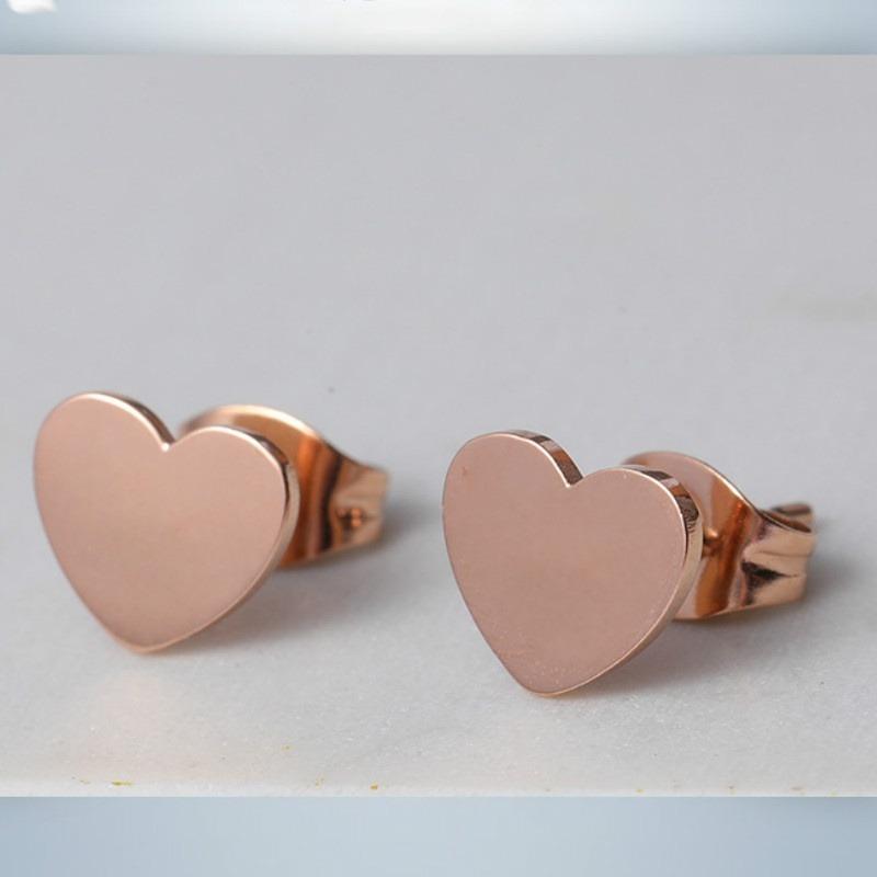 Простые маленькие и милые серьги-гвоздики в форме персикового сердца для женщин