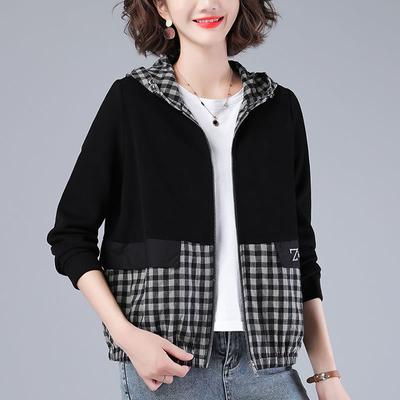 Удобная женская куртка свободного кроя идеально подходит для осени и весны.