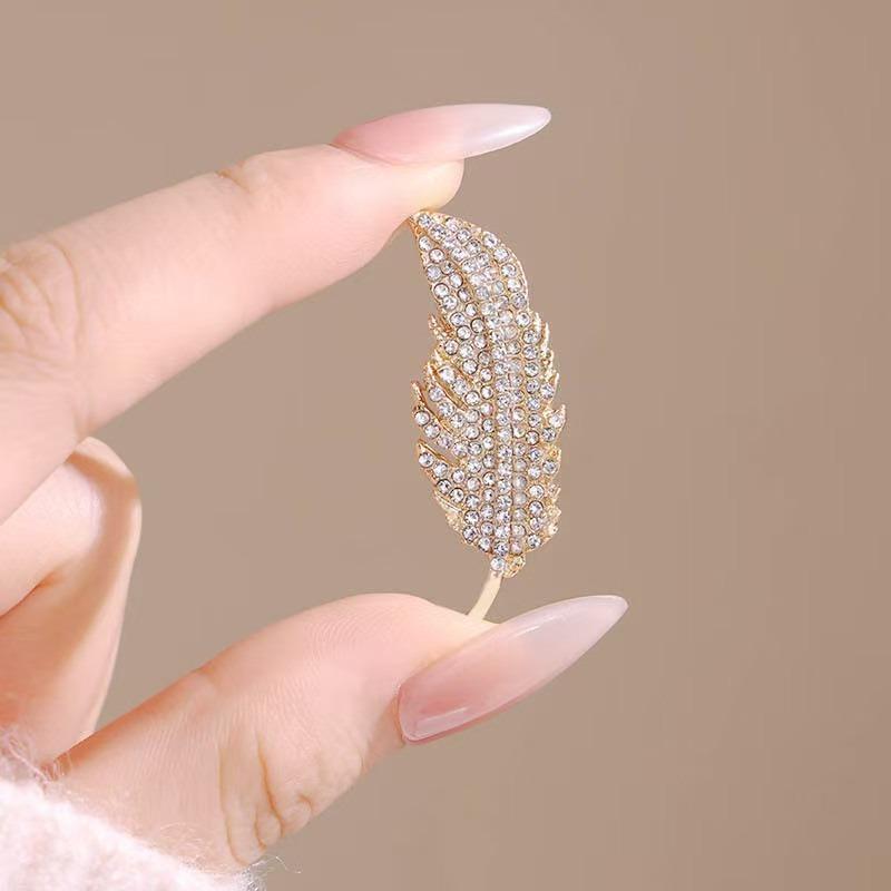 Light Luxury Style Full Diamond Feather Brooch Illuminates Elegant Luxury Dressing Small Details And Exquisite Accessories