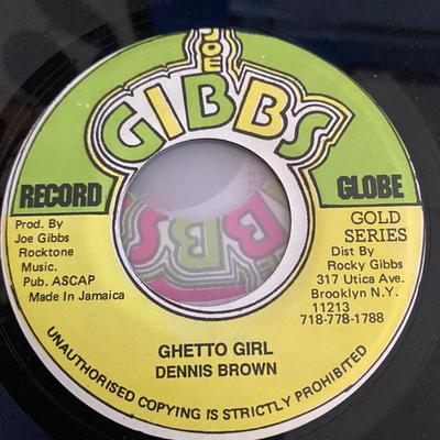 7-дюймовая пластинка DENNIS BROWN - Ghetto Girl НЕТ Joe Gibbs Records Ямайка Регги, Ска и Даб Б/У