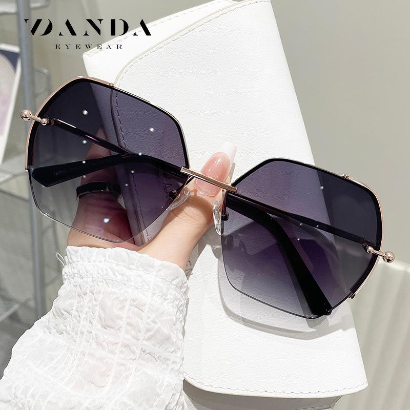 New metal nylon sunglasses JS8561Stylish and versatile sunglasses that make your face look smaller, perfect for travel, street photography, and sun