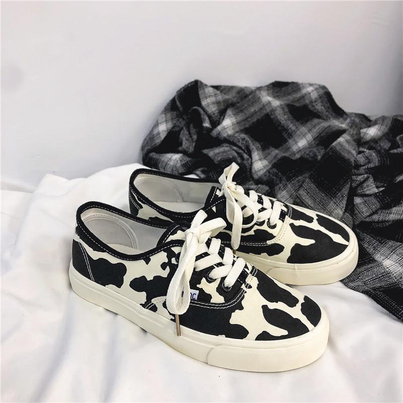 Модные женские кроссовки 2025 Леопардовые парусиновые на шнуровке Женские балетки Уличная обувь для бега и ходьбы Удобная дышащая женская обувь