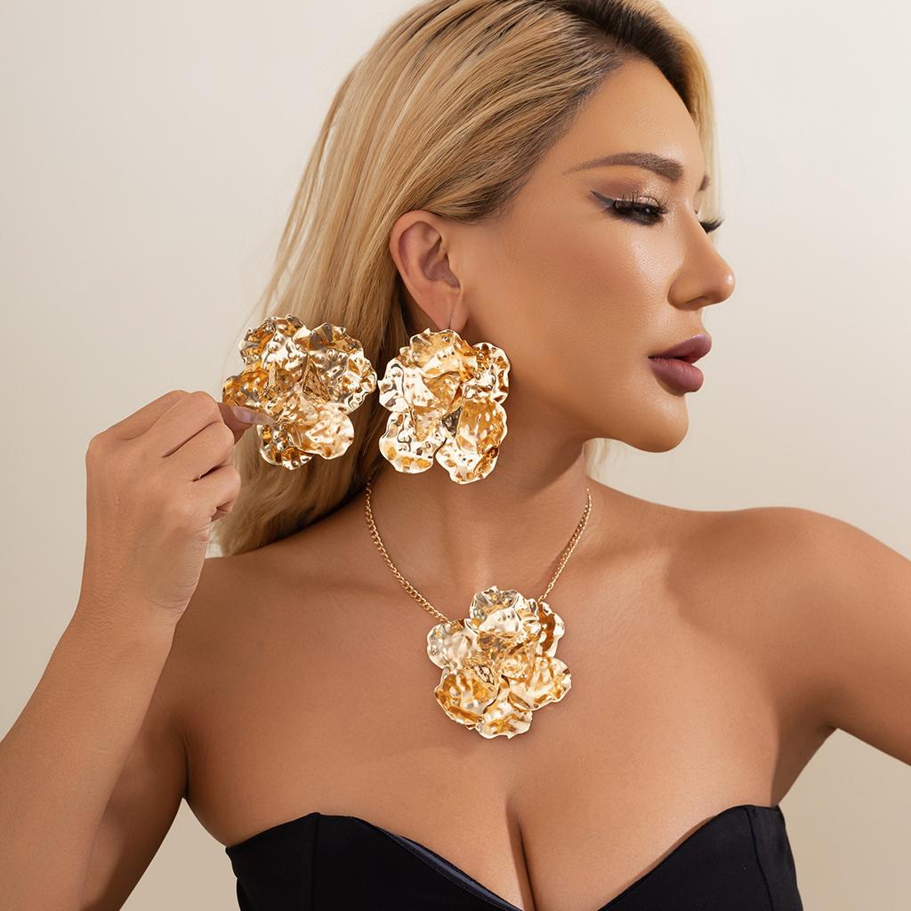 Модный стиль Жидкий металл Плиссированное ожерелье-лепесток, Персонализированное трехмерное ожерелье-колье с большим цветком