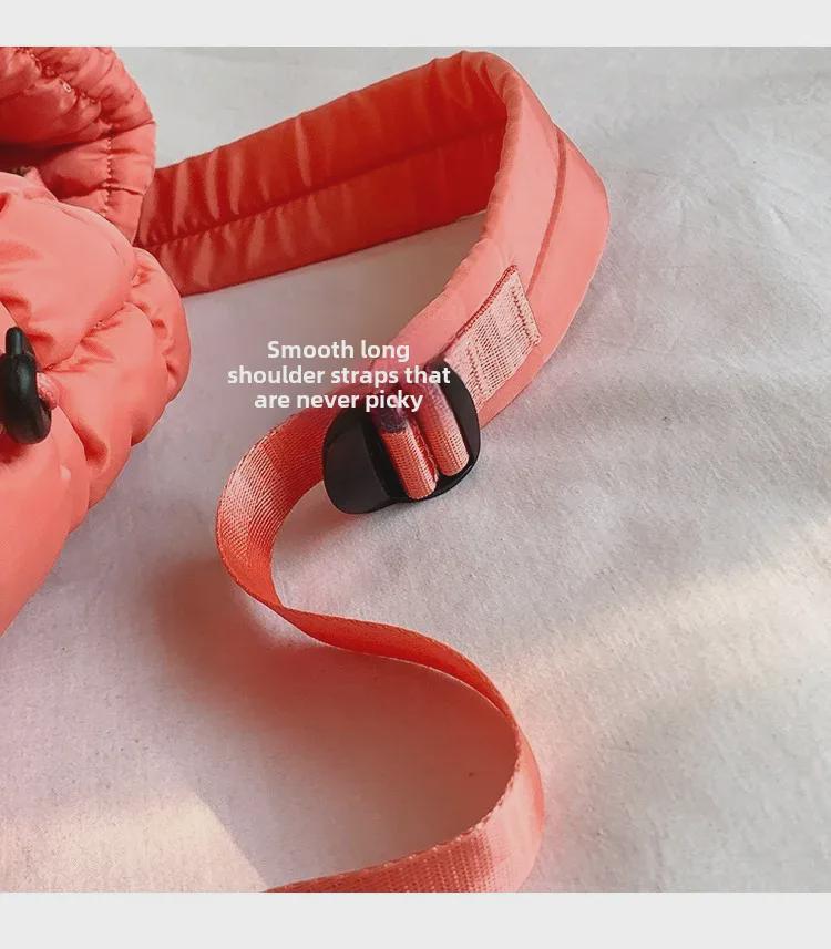 Женский пушистый клетчатый рюкзак — стильный, легкий, большой вместимости для поездок на работу и путешествий осенью/зимой.