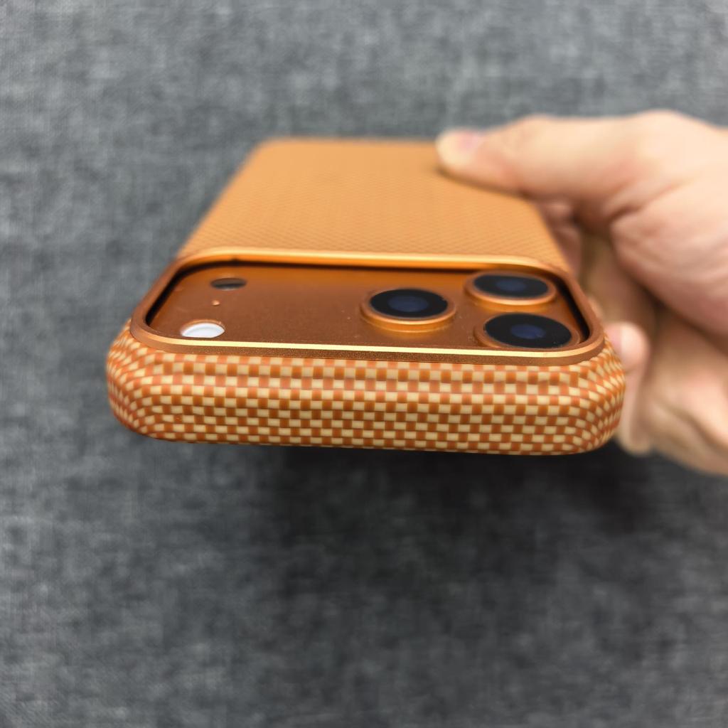 Применимый тонкий защитный чехол для iPhone 17 Pro Max из углеродного волокна и кевлара - Оранжевый