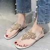 Мода 2024 года, женские сандалии на плоской подошве в этническом стиле с богемным принтом, женские шлепанцы с кристаллами и цветами, пляжные сандалии, повседневная обувь с жемчужной застежкой на плоской подошве